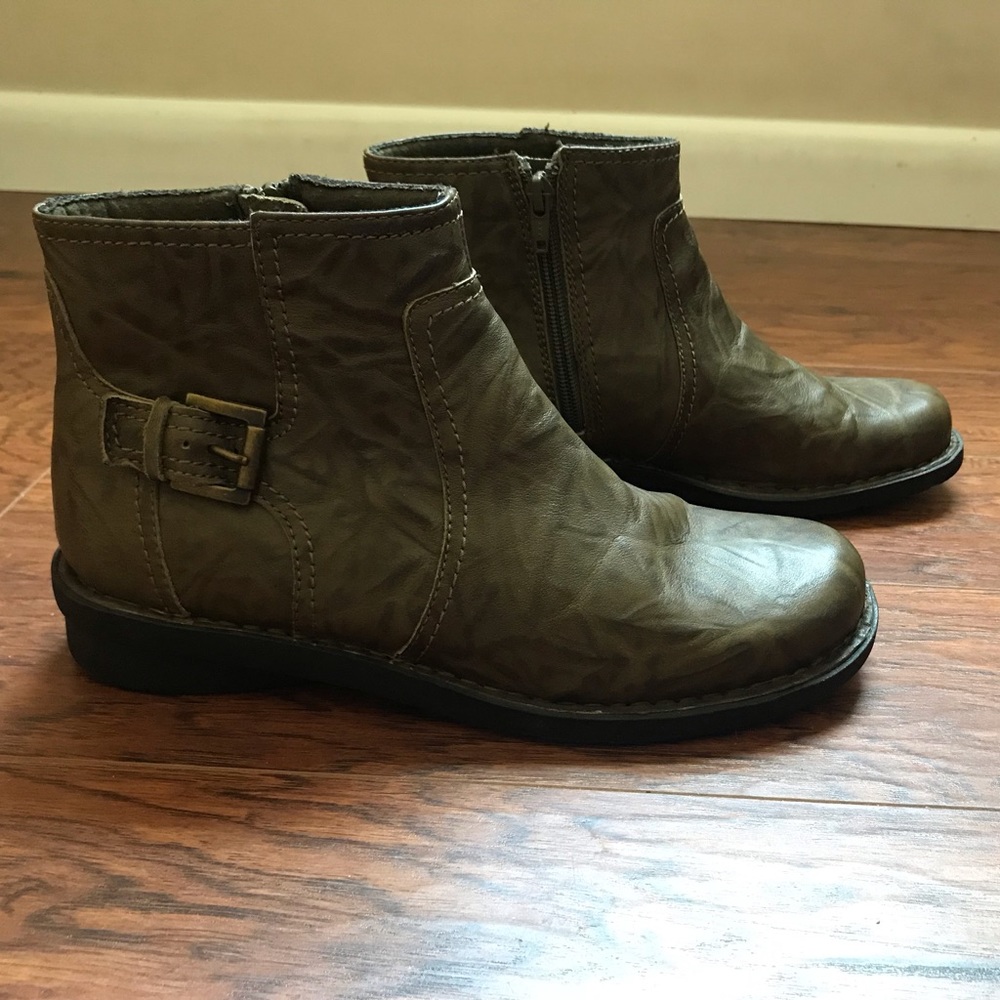 Clark’s Boot Size 8 Buckle Green/Brown Texture